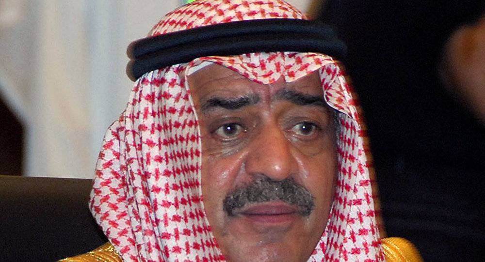 صور مؤثرة للأمير مقرن في عزاء ابنه منصور