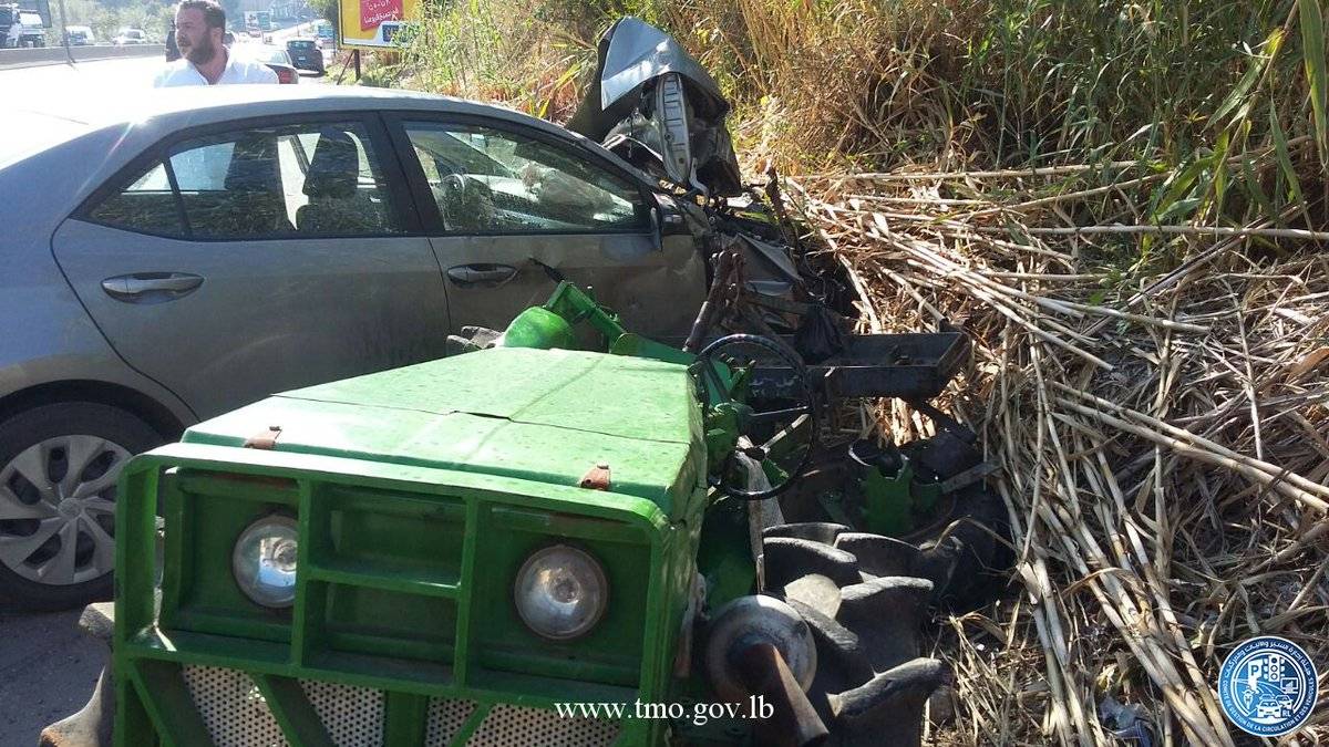 جريح نتيجة تصادم بين مركبة وجرار زراعي على اوتوستراد البترون باتجاه جونية