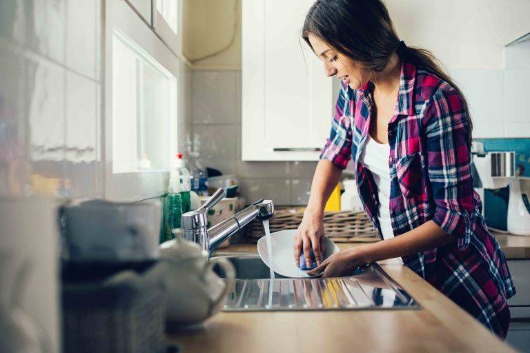 مكونات طبيعية لتنظيف منزلك.. بينها الميرمية!
