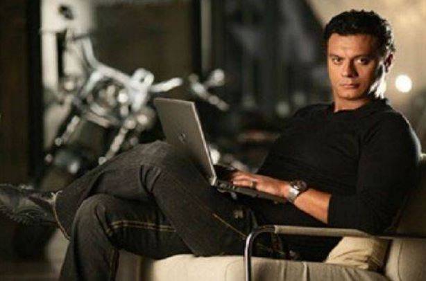 بالصورة- فنّان ينعى والدته بكلمات مبكية.. "اليوم انكسر ظهري"!