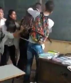بالفيديو.. مشاجرة عنيفة بين الطلاب داخل الصف