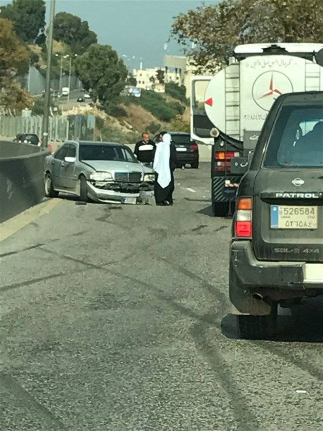 حادث سير قرب وزارة الدفاع بين سيارة وشاحنة نقل محروقات
