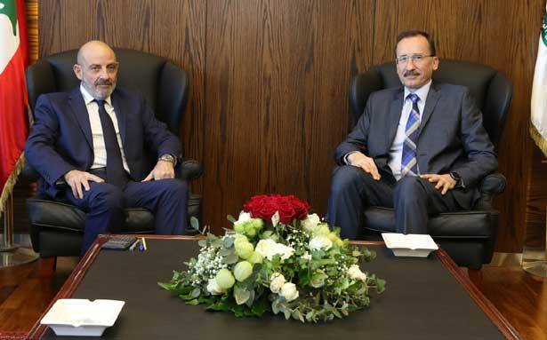 بحث في اتفاقيّة التعاون العسكري مع السفير الروماني
الصراف اتصل بريتشارد
شاكراً للهبة المقدّمة للجيش