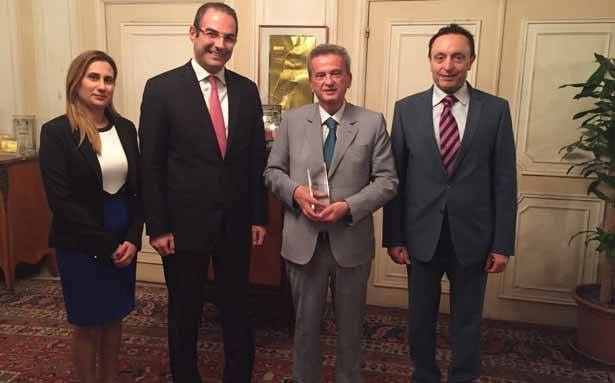 سلامة تسلّم جائزة تقدير من مصرف «J.P.Morgan»