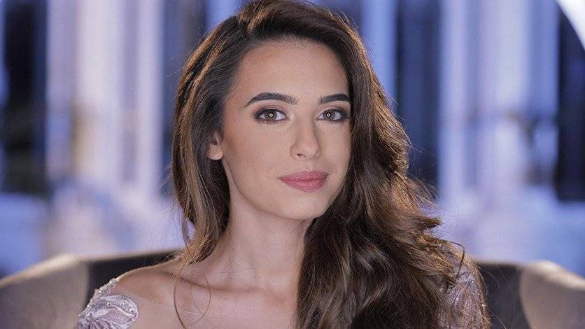 بالصور: الوصيفة تتوجه إلى "جمال الكون".. وما فعلته مع الملكة غير متوقع!