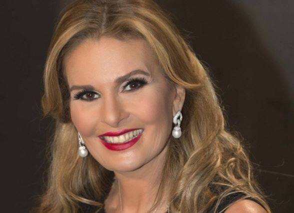 بالفيديو.. يسرا ترقص بصحبة عمال مطعم!