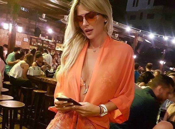 ملكة جمال لبنان بإطلالة جريئة.. هذا ما كشفه فستانها!