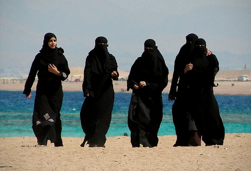 أول تعليق للأميرة السعودية نوف بنت عبد الله على اعتقال شقيقيها