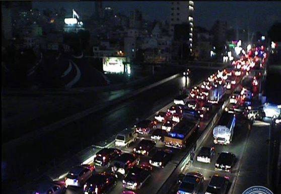 تصادم بين عدد من المركبات على اوتوستراد الدورة باتجاه الكرنتينا- الاضرار مادية وحركة المرور كثيفة في المحلة
