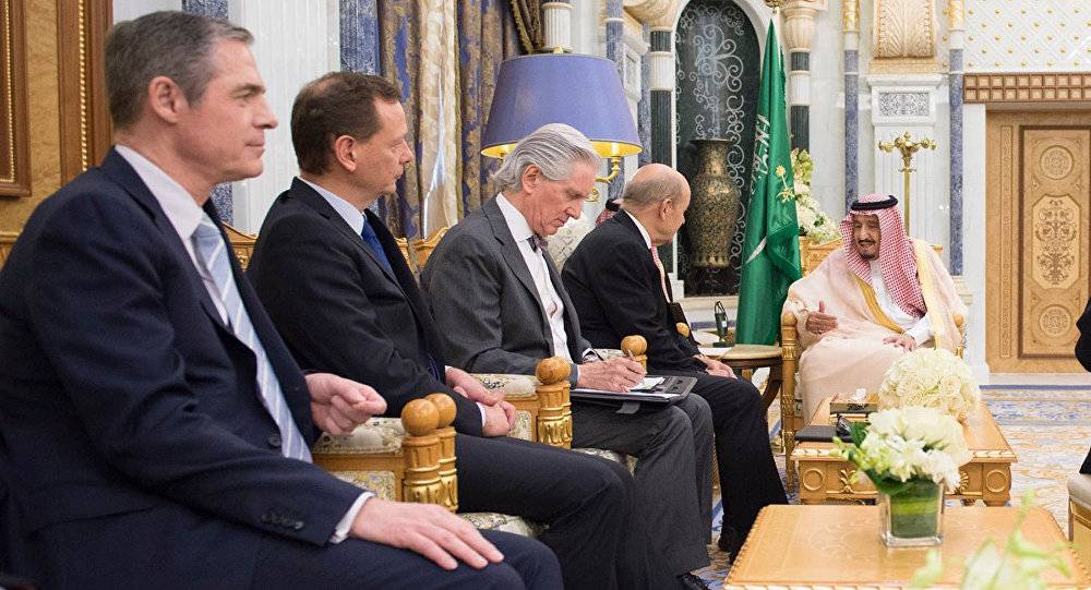 العاهل السعودي يستقبل وزير خارجية فرنسا لبحث هذه الملفات (صور)