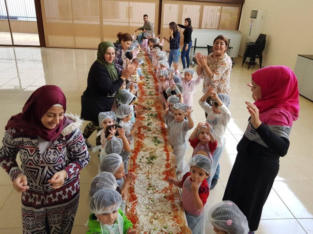 بالصورة.. أكبر سندويش لبنة على شكل علم لبنان بصيدا