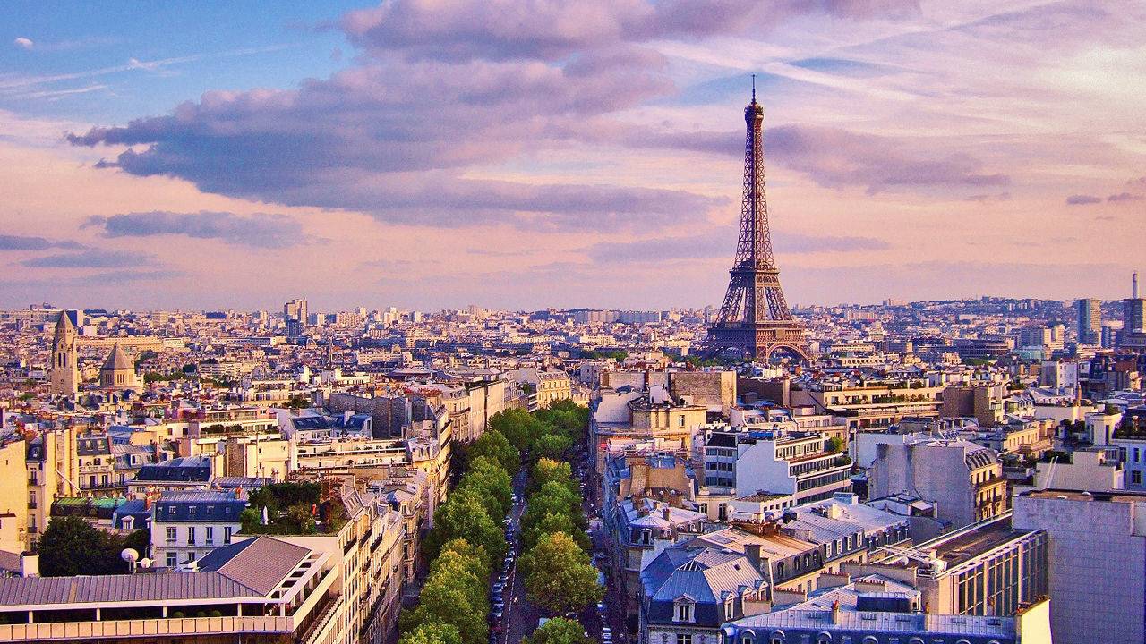 وصول الطائرة التي تقل الحريري الى باريس و الوفد اللبناني بانتظاره