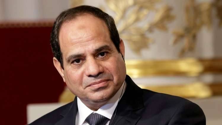 بالفيديو.. السيسي يمازح وزير الدفاع ويعتذر له