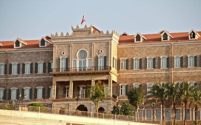 صحيفة خليجية تطرح اسمين لخلافة الحريري، فمن هما؟