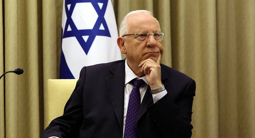 نشر صورة الرئيس الإسرائيلي معتمرا الكوفية الفلسطينية تثيرا غضبا