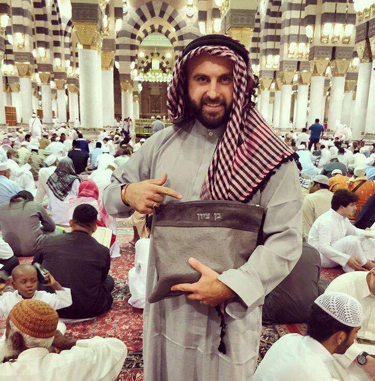 اسرائيلي يزور السعودية ويدخل المسجد النبوي الشريف ويلتقط صورا بداخله