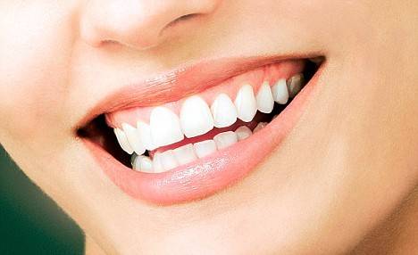 6 طرق لتبييض الأسنان تغنيك عن المعجون