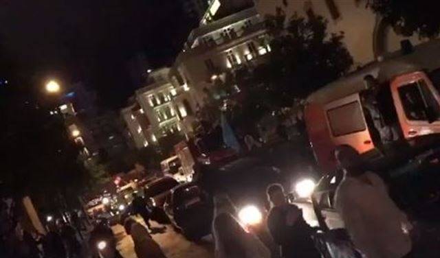 بالفيديو: مفرقعات نارية وإحتفالات امام "بيت الوسط"
