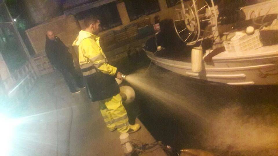 في ميناء عمشيت.. الأمطار كادت تغرق زورقًا سياحيًا