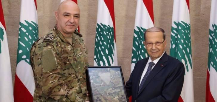 قائد الجيش سلم الرئيس عون بزّة القتال الجديدة