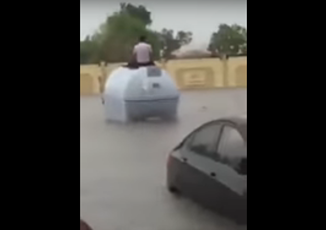 بالفيديو...أنقَذ نفسه من سيول جدة بهذه الطريقة الكوميدية