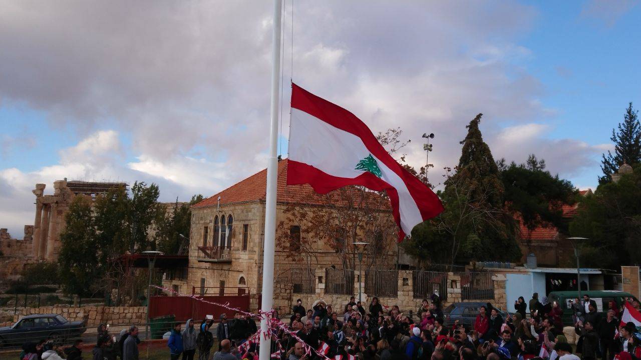 علم لبنان على أعلى سارية في البقاع احتفالا بالاستقلال