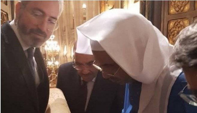 وزير سعودي سابق يزور أكبر كنيس يهودي في باريس