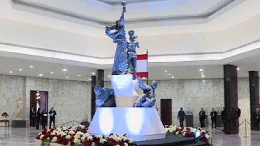 بالصور - للمرّة الأولى... مُجسّم لتمثال الشهداء في القصر الجمهوري