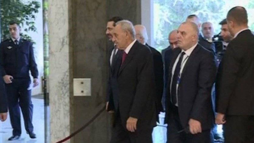 بالصورة- الحريري يقود السيارة الى بعبدا...وبري الى جانبه