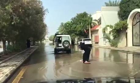 بالفيديو.. فتاة سعودية تتزلّج بمهارة على سيول أمطار جدة