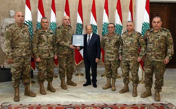 رئيس الجمهوريّة تسلّم من العماد عون بزة القتال الجديدة للجيش