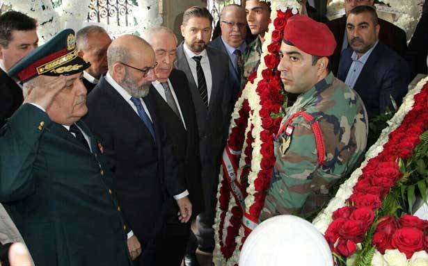 أكاليل زهر على أضرحة رجالات الإستقلال