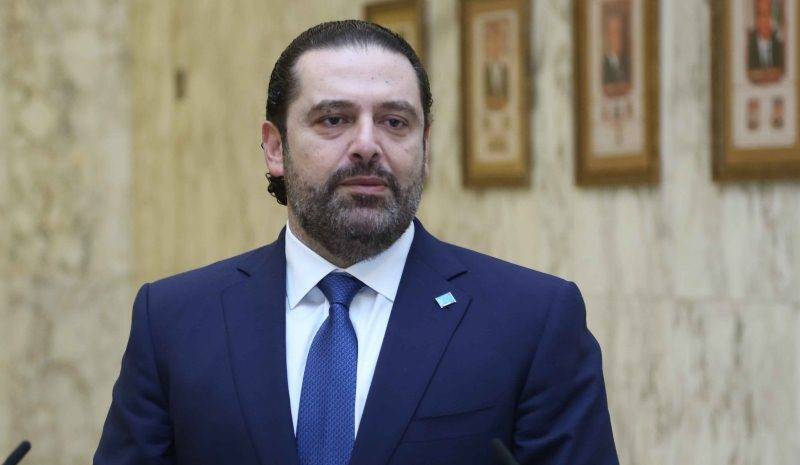 صورة للحريري من داخل الطائرة... من يرافقه؟