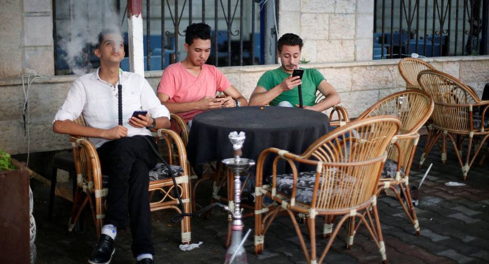 بالصورة.. عاملة في مقهى بالرياض تثير جدلا بين السعوديين