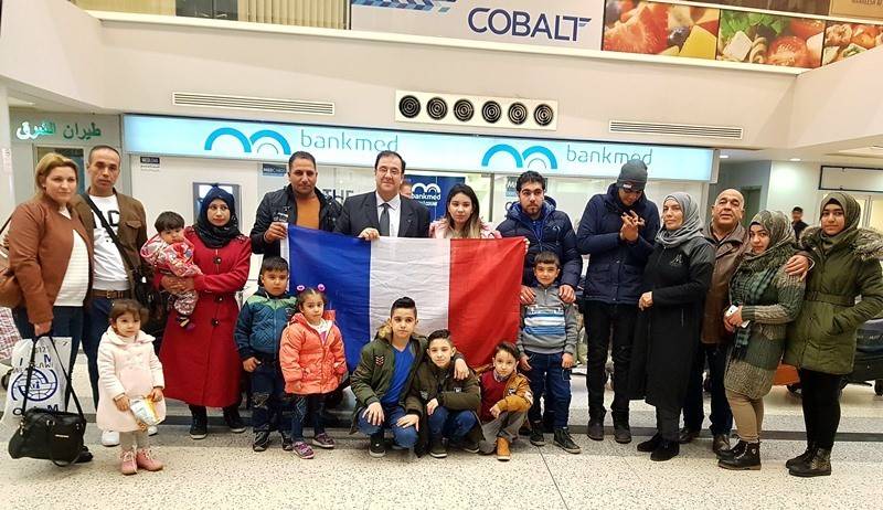 فرنسا تستقبل 22 نازحاً سورياً من لبنان
