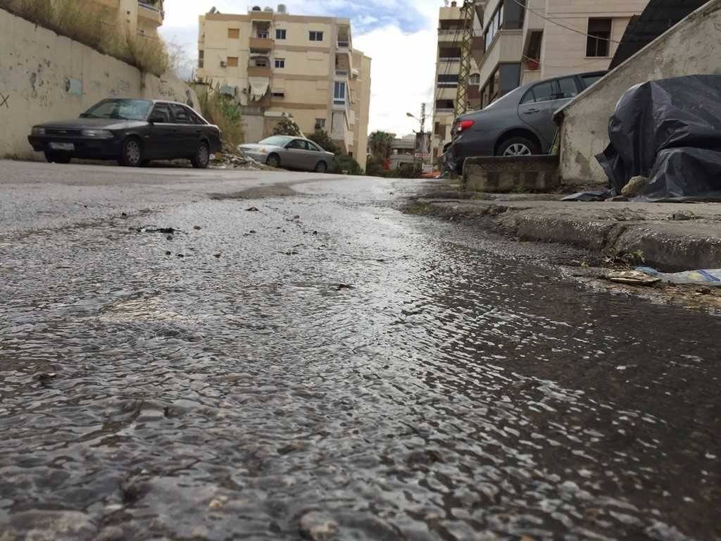 بالصور: المياه مقطوعة في منازل صيدا.. وتتدّفق على الطّرقات!