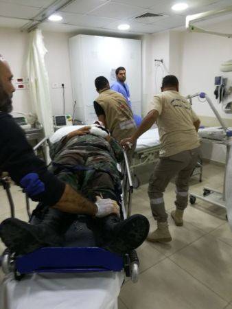 بالصور: جرحى بانقلاب باص للجيش في الجية