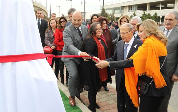 ازاح الستارة عن نصب تذكاري وأضاء القصر بالبرتقالي تحية للنساء المعنفات
رئيس الجمهورية: تعنيف المرأة هو نوع من الهمجيّة
لازاريني: لكلّ أمرأة وفتاة الحق في حياة خالية من العنف