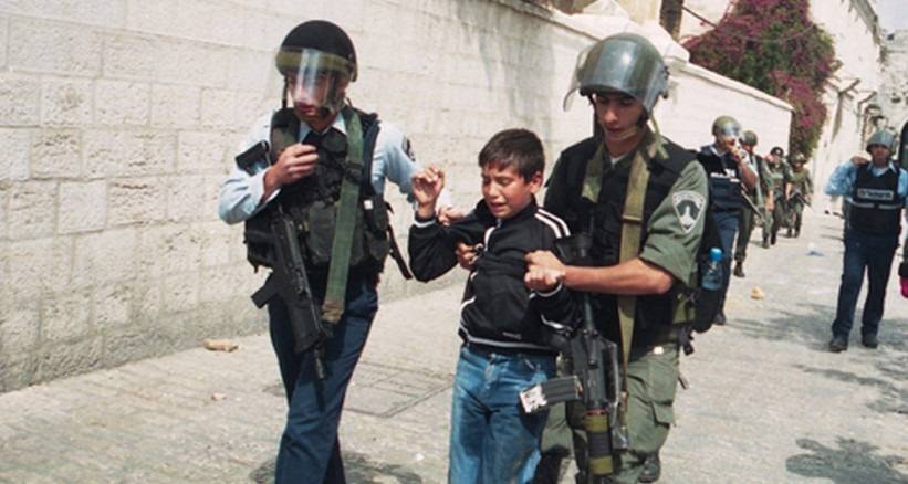 العدو الاسرائيلي يعتقل طفلا فلسطينيا في القدس المحتلة