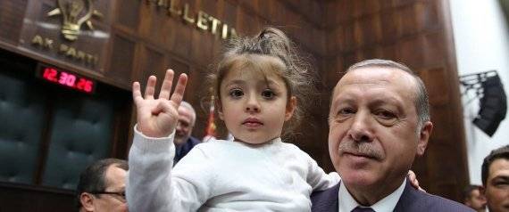 فيديو| هذا ما فعله “أردوغان” مع طفلة قاطعت خطابه ونادته يا “جدي”
