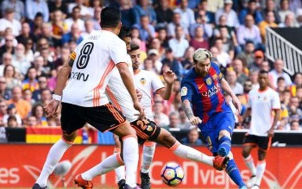 البطولات الأوروبية : قمة برشلونة وفالنسيا تنتهي بالتعادل (1-1) وفوز صعب لمانشستر سيتي وأرسنال