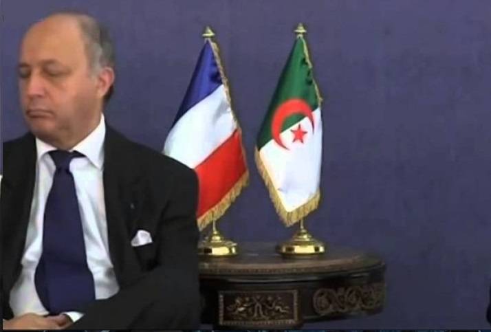 شاهد.. لوران فابيوس يغط بنوم عميق بمؤتمر دولي في الجزائر!