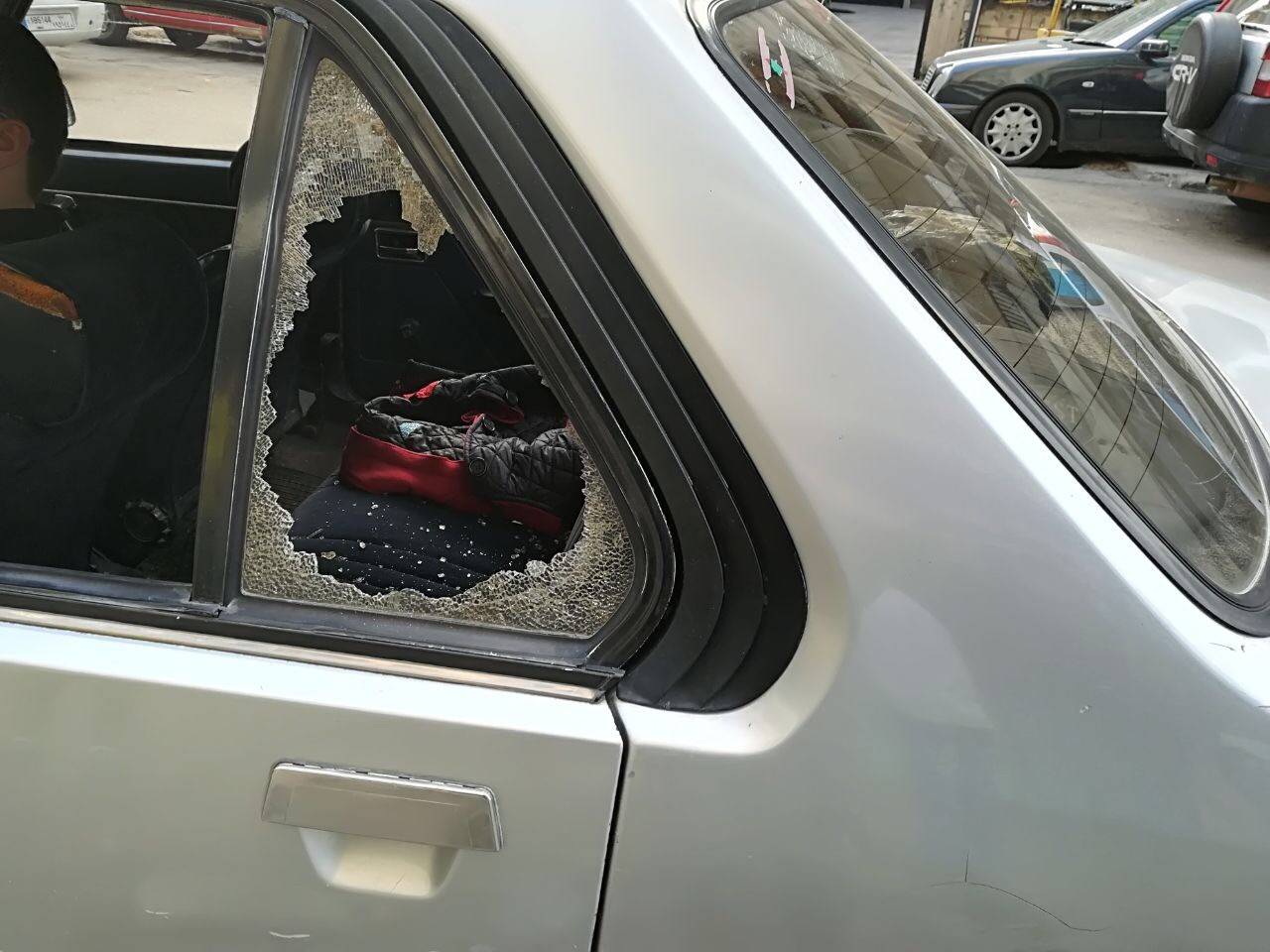 كسرَ زجاج السيارة لسرقة هاتف ذكي.. هذا ما حصل في طرابلس