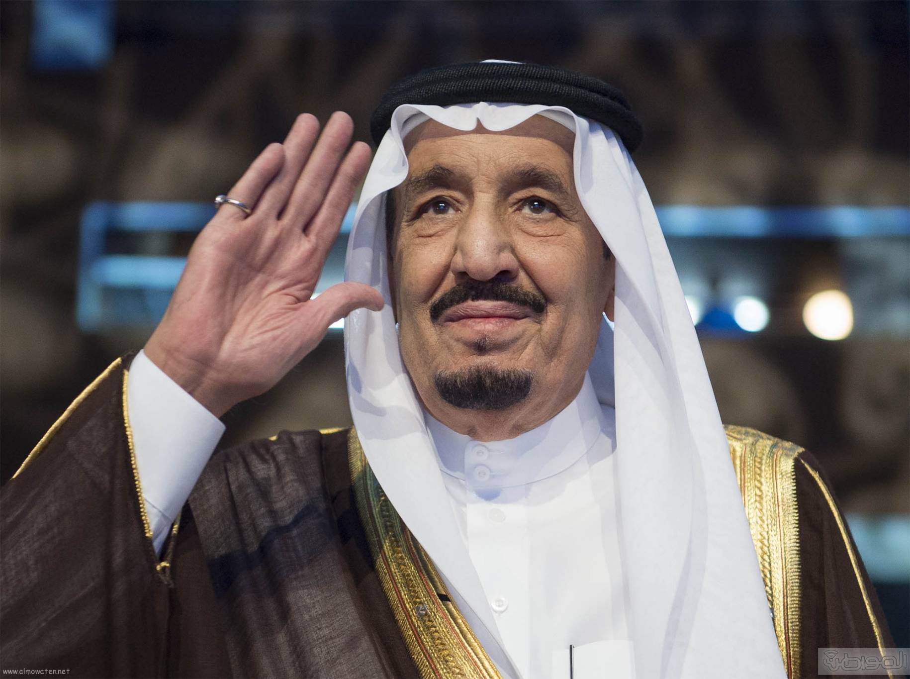 بالصور.. ملك السعودية يقبل يد والد الأمير الوليد بن طلال