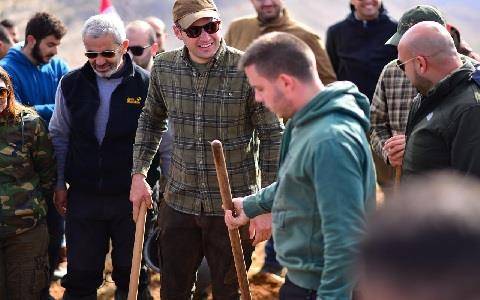 بالصور.. طوني فرنجيه يزرع مع شباب لبنان ٣٤٠٠ شجرة أرز