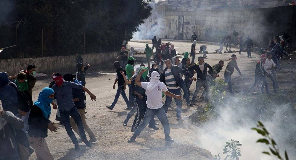 الجيش الصهيوني يطلق الغاز المسيل للدموع خلال مواجهات مع فلسطينيين جنوب نابلس