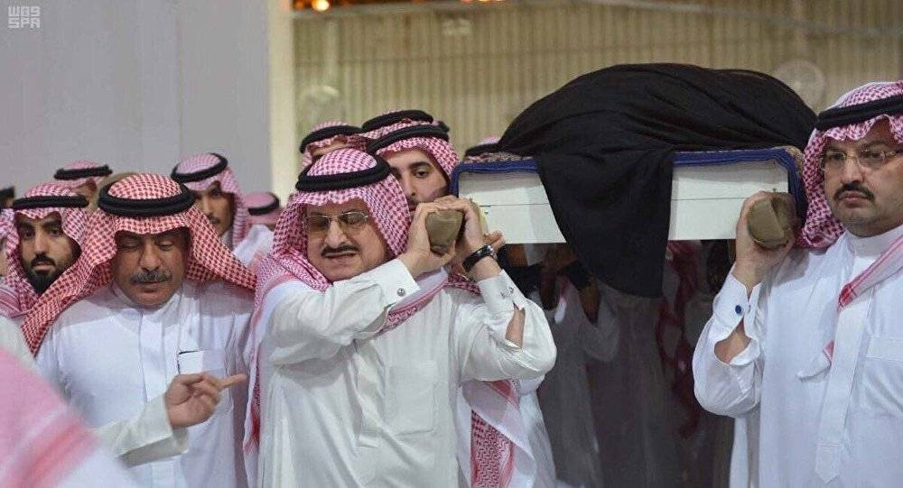 الأمير خالد بن طلال ينشر صورة مؤثرة مع الأميرة مضاوي
