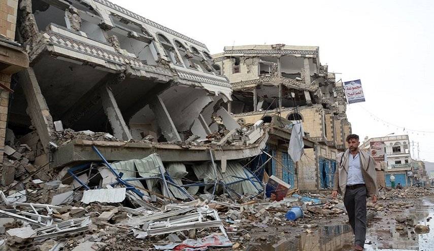 طيران العدوان يدمر المجمع الحكومي والمحكمة في حوث بعمران