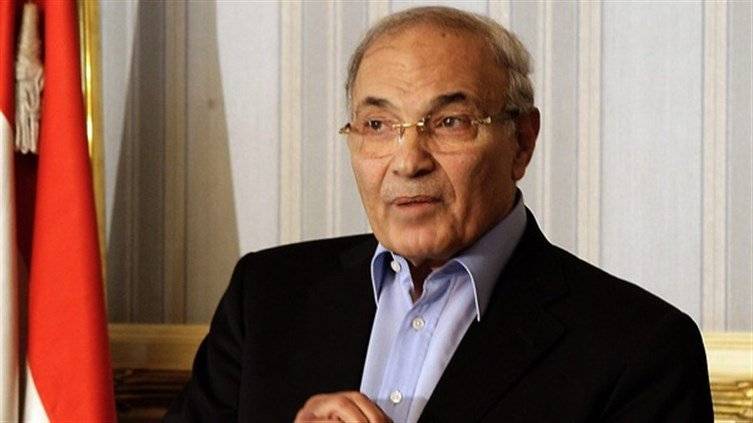 الصورة الأولى لأحمد شفيق في الطائرة بعد ترحيله