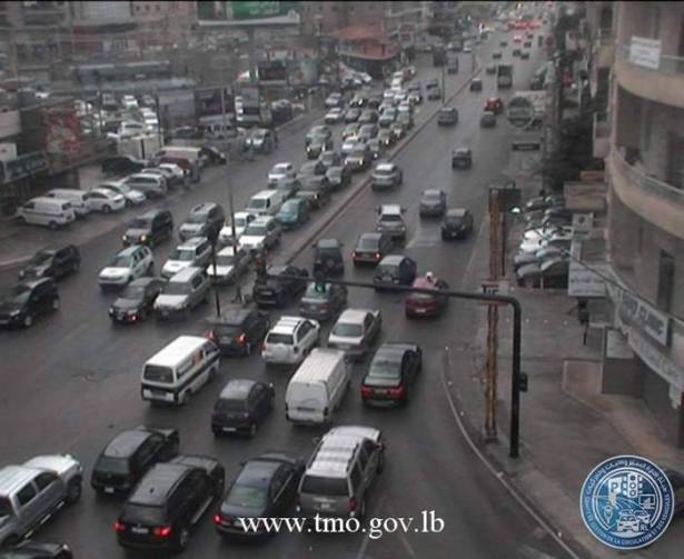 بالفيديو - حادث سير "غريب" على تقاطع الجديدة